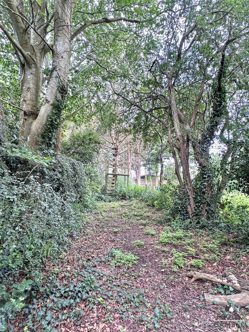 6 Bedroom House. Harley Shute Road in St. Leonards-On-Sea, 35